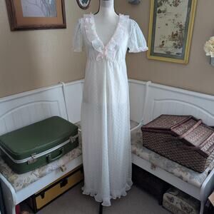 Vintage 1950s/1960s Frilly Puff Sleeve Embroidered Night Gown